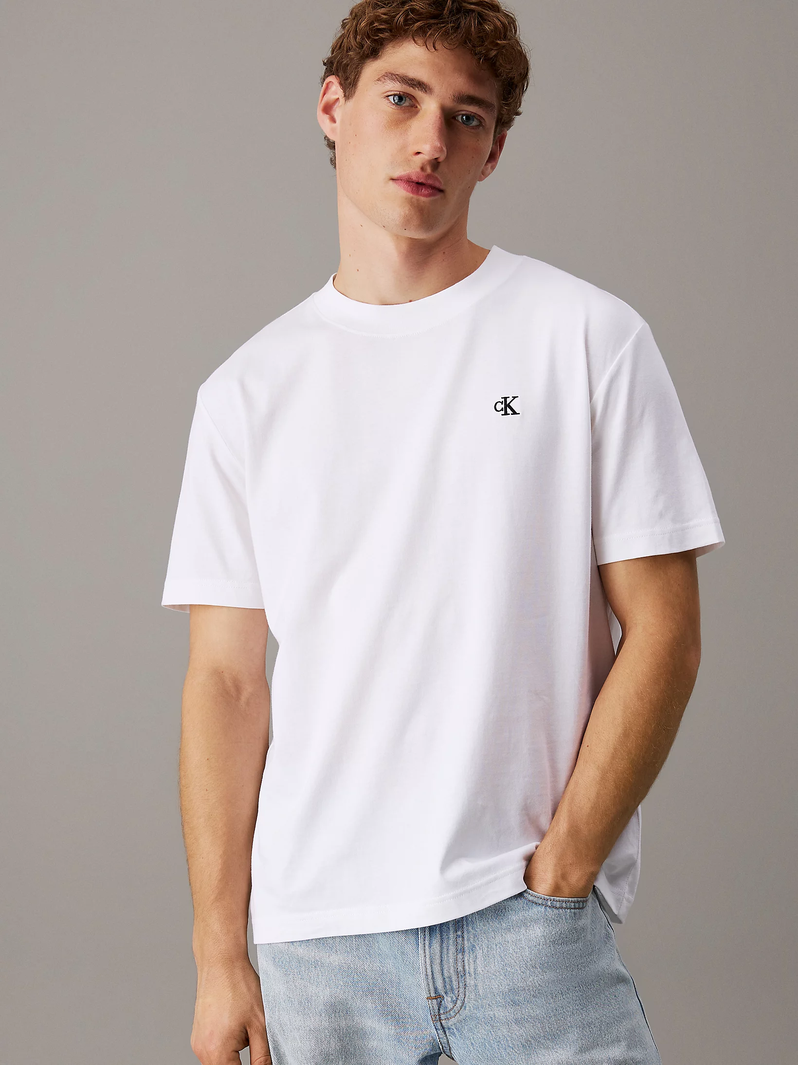 CALVIN KLEIN JEANS - Serif Font Graphic Tee