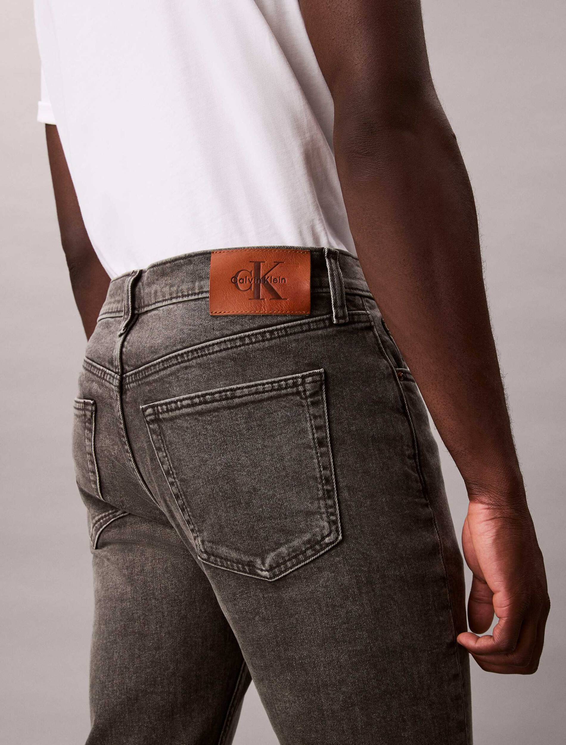 CALVIN KLEIN JEANS - Slim Taper Hearst Grey Jean