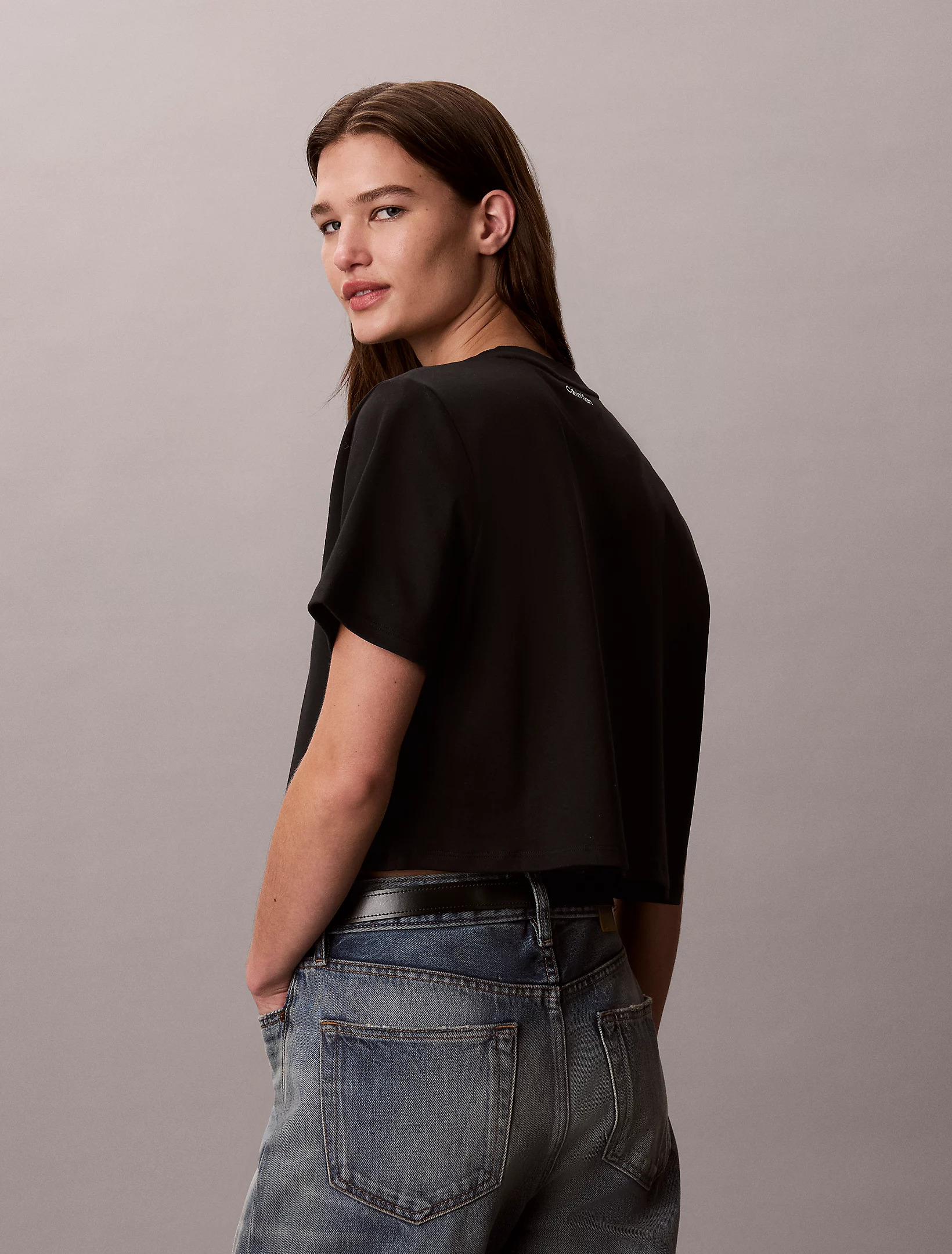 CALVIN KLEIN JEANS - Sleek Interlock Cropped