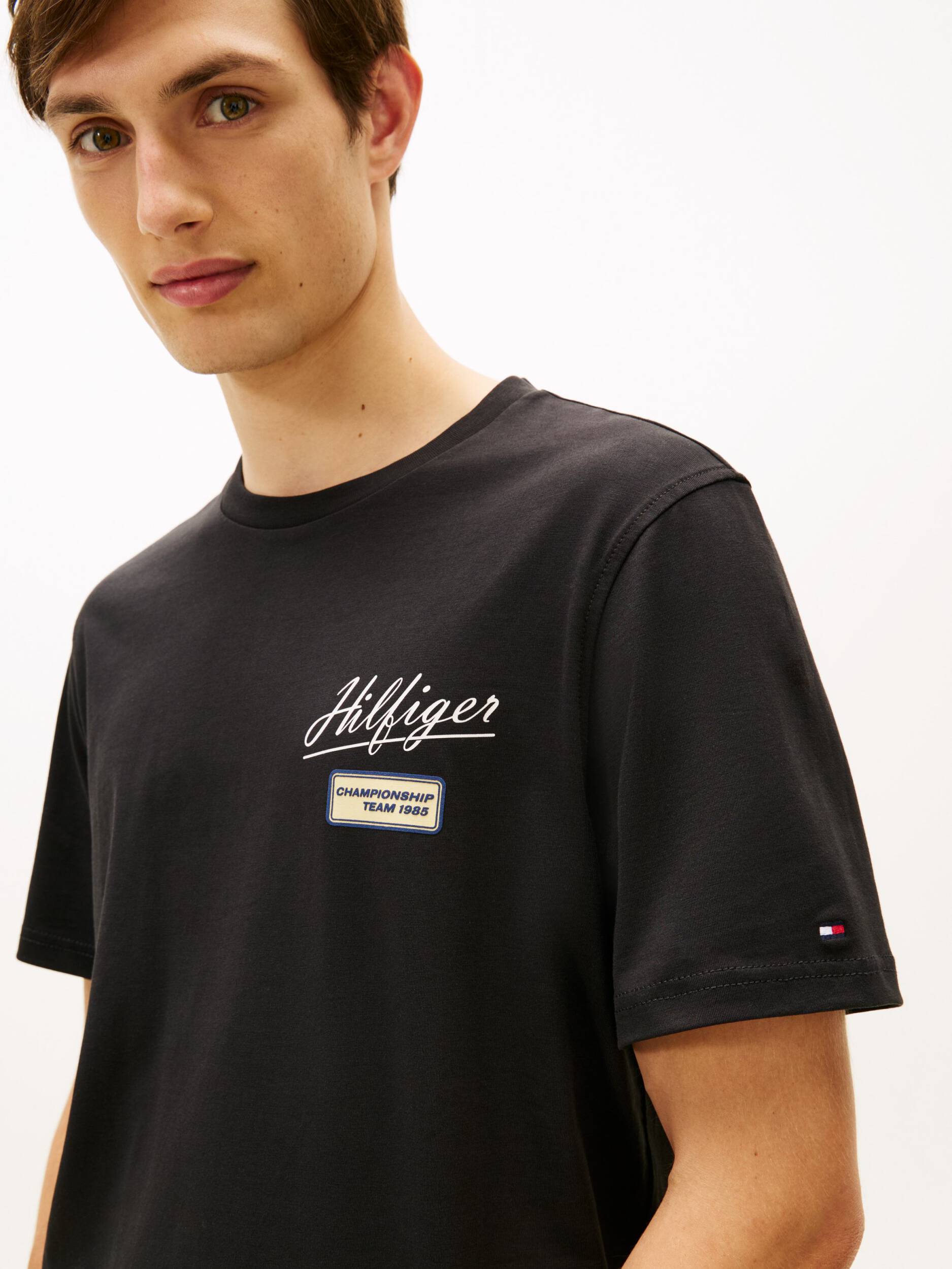 TOMMY HILFIGER - Modern Graphic Badge Tee