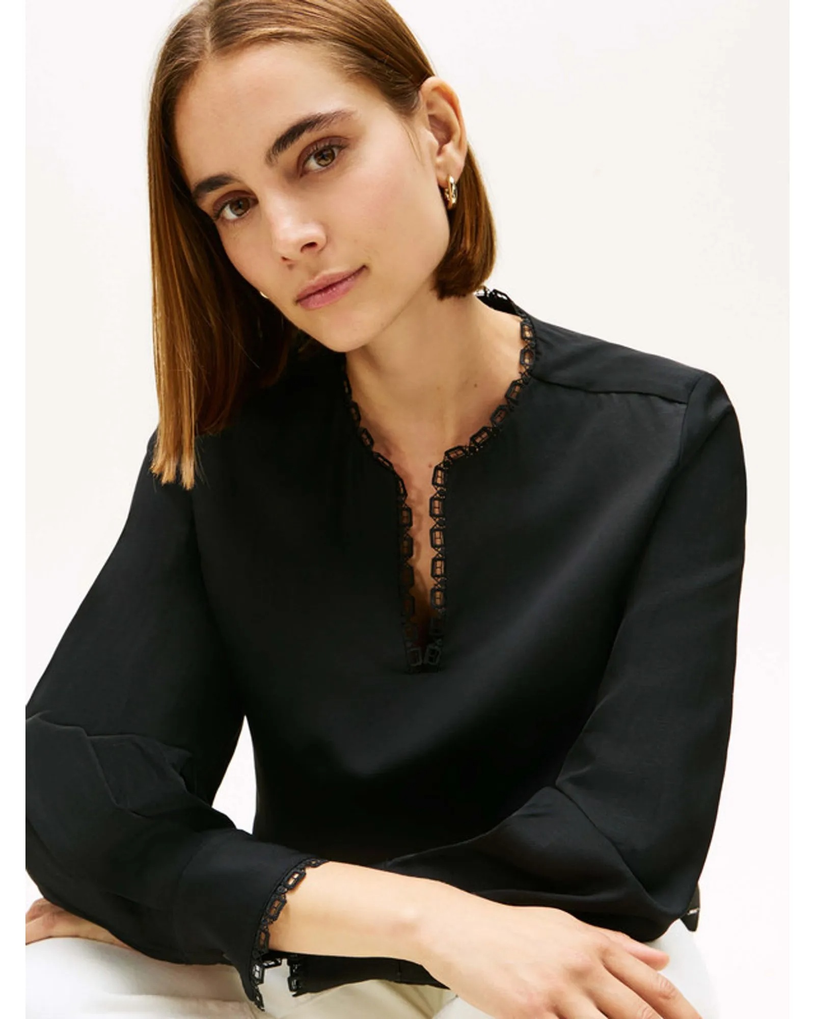 TOMMY HILFIGER - Linen Lace Trim V-Neck Blouse